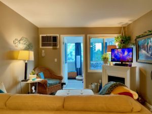 2 bed condo downtown Kelowna in 19+ building, $1500, Oct.1