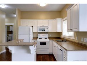 2 Bedroom, 2 Bathroom Top Floor Condo $1900