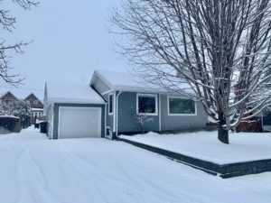2 Bed 1 Bath top floor house close to KGH! Feb 1, $1800
